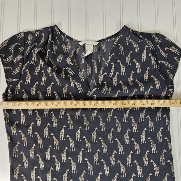 H&M Conscious Blouse Women's Size 2‎ Gray Giraffe Print V-Neck Cap Sleeve Zoo - Picture 7 of 13